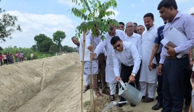 চারঘাটে (ইজিপিপি) খাল পুনঃখনন কাজ পরিদর্শনে জেলা প্রশাসক