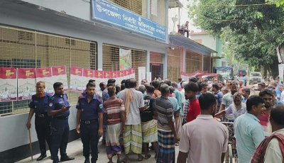 গোমস্তাপুরে সার সংকটের প্রতিবাদে উপজেলা পরিষদে কৃষকদের বিক্ষোভ