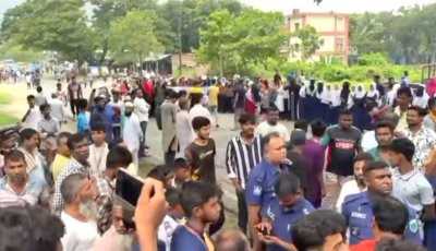 ঈশ্বরদীতে ধর্ষণ ও হত্যা মামলার আসামির ফাঁসির দাবিতে সড়ক অবরোধ