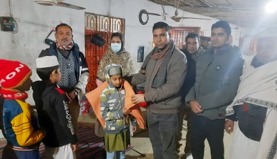 মাদ্রাসার ছাত্র ও ছিন্নমূল মানুষের পাশে পুঠিয়া উপজেলা প্রশাসন