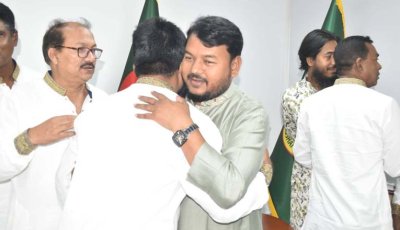 বিভিন্ন শ্রেণিপেশার মানুষের সাথে ইদের শুভেচ্ছা বিনিময় রাসিক প্রশাসকের