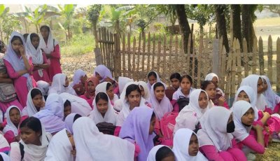 তানোরে স্কুলের গেট বন্ধ করে তারকাটার বেড়া, ক্লাস না করেই ফিরলেন শিক্ষার্থীরা