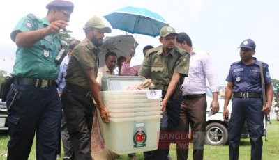 কেন্দ্রে কেন্দ্রে যাচ্ছে ব্যালটসহ ভোটের উপকরণ
