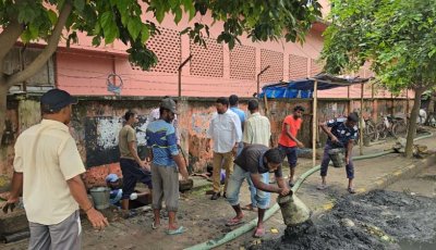 নগরীর ড্রেনের কাদামাটি উত্তোলন কাজ পরিদর্শনে রাসিক প্রশাসক