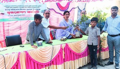 রাজশাহীতে শিক্ষার্থীদের মাঝে শাপলার গাছ বিতরণ