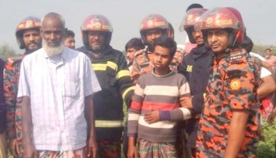 তানোরে মোবাইল না কিনে দেয়ায় হাইভোল্টেজ খুঁটিতে কিশোর