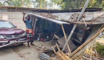 বাঘায় দোকানে ঢুকে গেল মাইক্রো, যুবক আহত