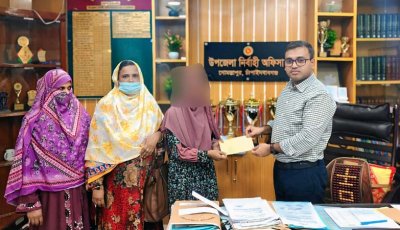 বাল্যবিয়ে ঠেকিয়ে পাশে দাঁড়ালেন গোমস্তাপুরের ইউএনও