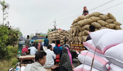 মান্দায় তেল কাণ্ডে মহাসড়ক অবরোধ, বাইকারদের তোপের মুখে সটকে পড়লেন ওসি