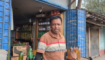 পার্বতীপুরে ১৪০ টাকায় তেল বিক্রি, প্রতিবাদে নামতেই সাংবাদিকের ফোন ছিনতাইয়ের চেষ্টা