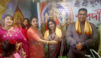 চাঁপাইনবাবগঞ্জে দুর্গাপূজার মণ্ডপ পরিদর্শনে ডিআইজি আশিক সাঈদ