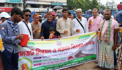 সাপাহারে মুক্ত স্কাউটের উদ্যোগে তৃষ্ণার্তদের মাঝে শরবত বিতরণ