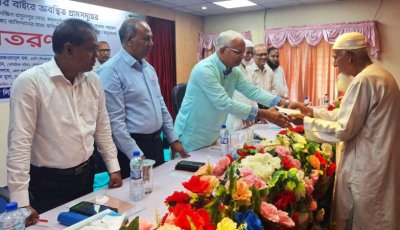 পার্বতীপুরের অনুদানের চেক বিতরণ