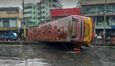 ইসলাম পরিবহনের বাস রোড ডিভাইডার ভেঙে আকাশ বাসে ধাক্কা, ৪ যাত্রী নিহত