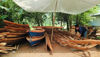 চলনবিলে বন্যার পানি, নৌকা তৈরির ধুম