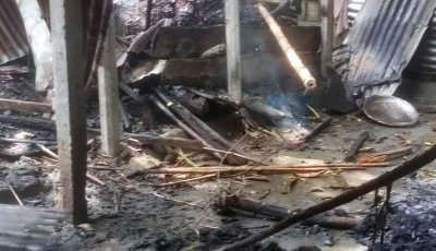 বাঘায় প্রবাসীর স্ত্রীর সঙ্গে আপত্তিকর অবস্থায় যুবককে পিটিয়ে আহত : বাড়িতে আগুন