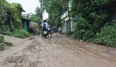 দুর্গাপুরে সড়কের কাজ ফেলে রেখেই ঠিকাদার লাপাত্তা, বৃষ্টিতে দুর্ভোগে হাজারো মানুষ