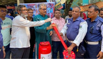 চাঁপাইনবাবগঞ্জে ট্রাফিক পুলিশসহ পথচারীদের পানি, ছাতা ও হাতপাখা বিতরণ