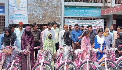 পুঠিয়ায় মেধাবী শিক্ষার্থীদের মাঝে সাইকেল বিতরণ
