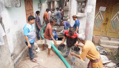 নগরীর হরিজন পল্লী এলাকার ড্রেনের কাদামাটি অপসারণ কাজ শুরু