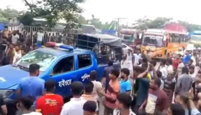 কুমিল্লায় পুলিশ-জনতা সংঘর্ষ, গাড়ি ভাঙচুর