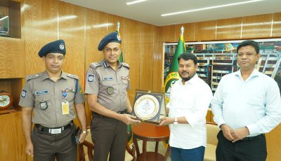 আরএমপি কমিশনার ও রাসিক প্রশাসকের শুভেচ্ছা ও সম্মাননা স্মারক বিনিময়