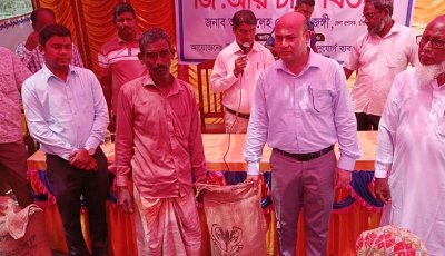 শিবগঞ্জে নদীভাঙনে ক্ষতিগ্রস্ত পরিবারের মাঝে চাল বিতরণ
