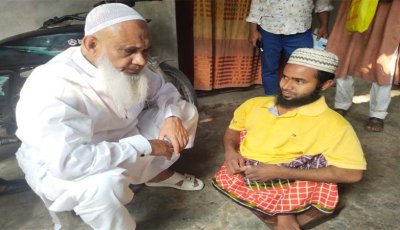 দুই পা বিকল, দুই চোখ অন্ধ, সেই ইউনুস আলীর পাশে নাটোরের সাবেক মেয়র