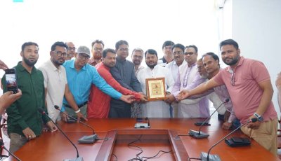 রাসিক প্রশাসকের সাথে নওগাঁ জেলা কল্যাণ সমিতির নেতৃবৃন্দের সৌজন্য সাক্ষাৎ