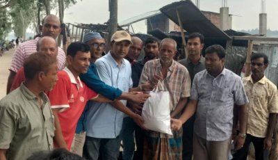 মান্দায় জলাবদ্ধতায় ক্ষতিগ্রস্ত মানুষের মাঝে যুবদলের খাবার বিতরণ