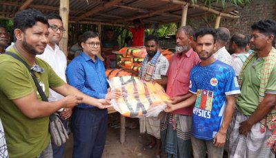 মিডিল চরে যাতায়াতকারী যাত্রীদের নিরাপত্তায় লাইফ জ্যাকেট প্রদান