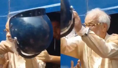 আদালতে ঢোকার আগে হেলমেট ছুড়ে ফেললেন আখতারুজ্জামান
