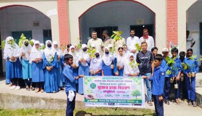 সিংড়ায় টিফিনের টাকা বাঁচিয়ে শিক্ষার্থীদের বৃক্ষচারা বিতরণ