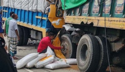বগুড়ায় দাঁড়িয়ে থাকা ট্রাকে আরেক ট্রাকের ধাক্কায় বাবা-ছেলেসহ নিহত ৩