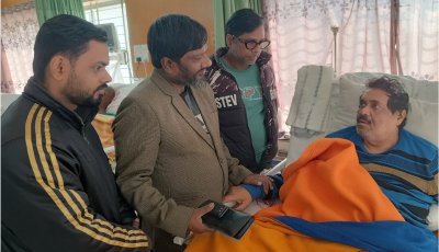 অসুস্থ সাংবাদিক রেজাউল করিম রাজু’র খোঁজ খবর নেন সিটি প্রেসক্লাব নেতৃবৃন্দ