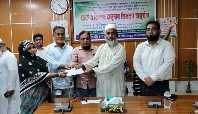 গোমস্তাপুরে দুস্থ-অসহায়দের মধ্যে চেক ও আর্থিক সহায়তা বিতরণ