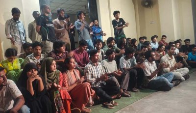 সাংবাদিকদের উপর হামলায় জড়িতদের গ্রেপ্তারের দাবিতে প্রশাসন ভবনে অবস্থান কমর্সুচী