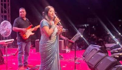 পার্বতীপুরে যুবদল আয়োজিত অনুষ্ঠানে মঞ্চ কাঁপালো সংগীত শিল্পী সালমা ও মনির খান