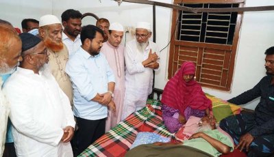 অসুস্থ্য আয়নাল মন্ডলের শয্যাপাশে রাসিক প্রশাসক