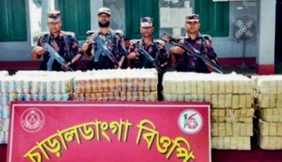 চাঁপাইনবাবগঞ্জের গোমস্তাপুর সীমান্তে সাড়ে পাঁচ লাখ টাকার  ভারতীয় অবৈধ বিড়ি উদ্ধার।