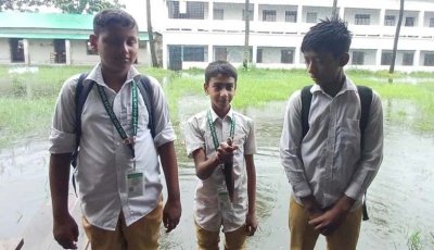 নাটোরে শ্রেণিকক্ষে হাঁটু পানি, মাছ ধরায় মাতল শিক্ষার্থীরা