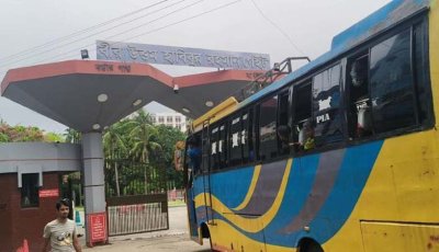 সাতক্ষীরা থেকে বাস রিজার্ভ করে পিলখানায় এলেন ৩৬ কসাই