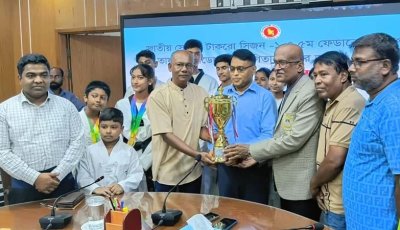 জেলা প্রশাসকের কাছে পঞ্চম ফেডারেশন কাপ তায়কোয়ানডো প্রতিযোগিতার ট্রফি হস্তান্তর