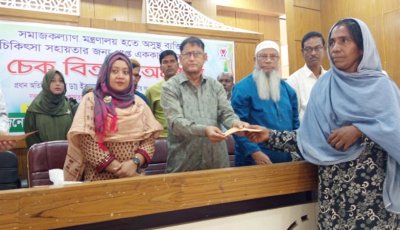 মান্দায় অসুস্থ রোগীদের মাঝে অনুদানে চেক বিতরণ