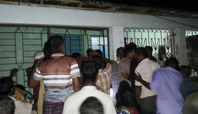 টাঙ্গাইলের মধুপুরে নিহত জালেমন বেগমের বাড়ির সামনে স্থানীয়দের ভিড়