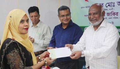 নওগাঁয় মেধাবী শিক্ষার্থীদের বৃত্তি প্রদান