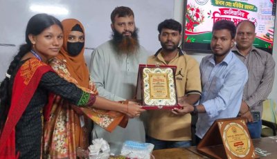 ফুলবাড়ী সরকারি কলেজে প্রিয় শিক্ষককে অশ্রুসিক্ত বিদায়
