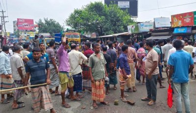 রাজশাহীতে সারের দাবিতে মহাসড়ক অবরোধ