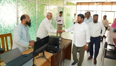 কর্মকর্তা-কর্মচারীদের সাথে রাসিক প্রশাসকের ইদ শুভেচ্ছা বিনিময়