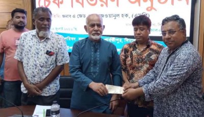 পার্বতীপুরে এতিমখানা ও স্বেচ্ছাসেবী প্রতিষ্ঠানে চেক বিতরণ